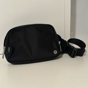 Lululemon Everywhere belt bag large